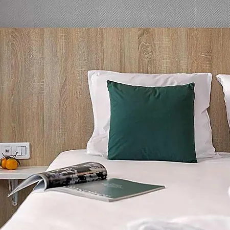 ホテル Logis Restaurant L'abri 3*