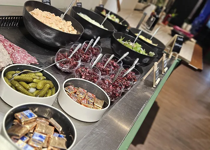 Отель Logis Restaurant L'abri Blavozy